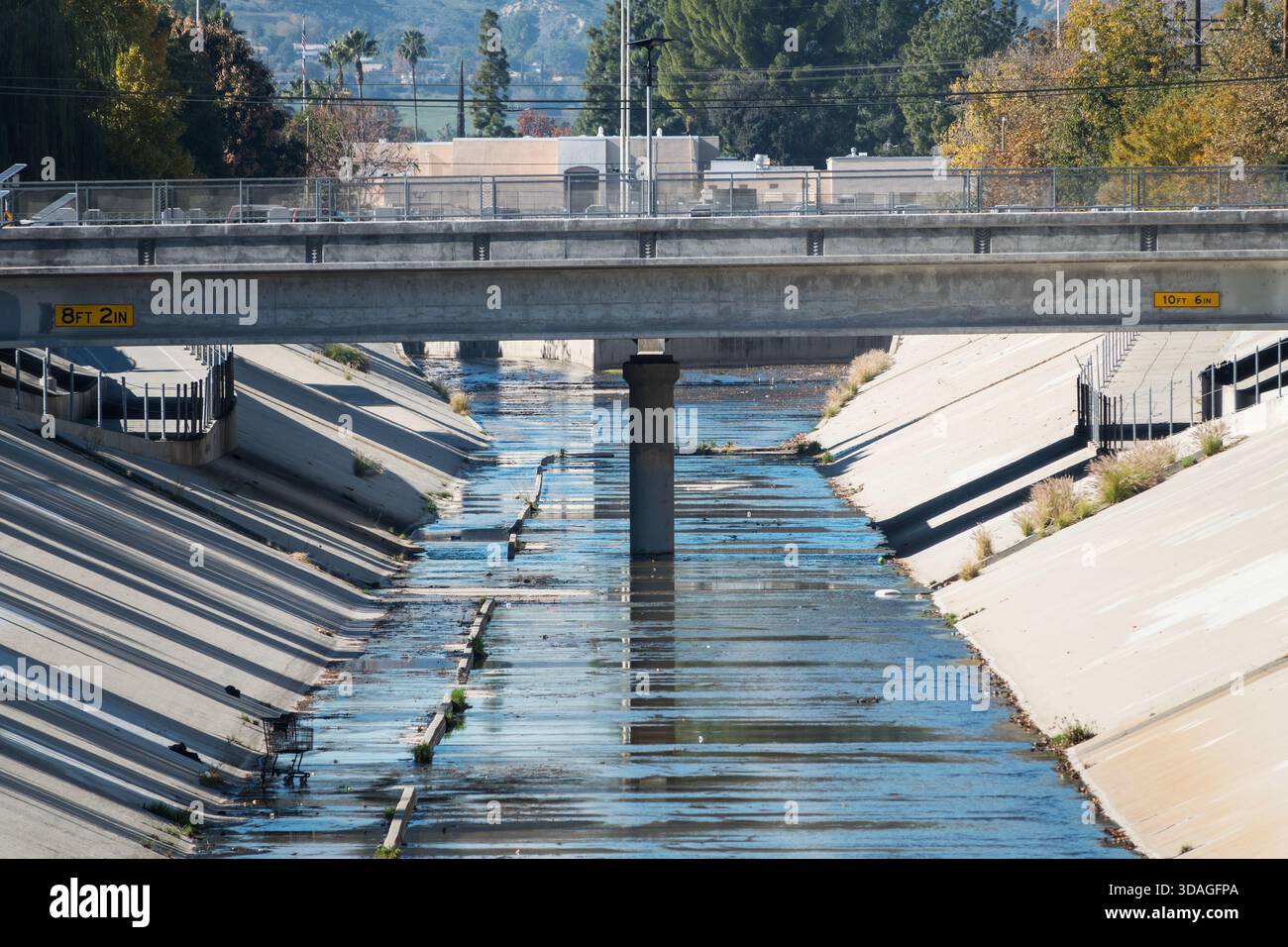 Blick auf den Los Angeles River in der Nähe der Canoga Ave im westlichen San Fernando Valley von Los Angeles, Kalifornien. Stockfoto