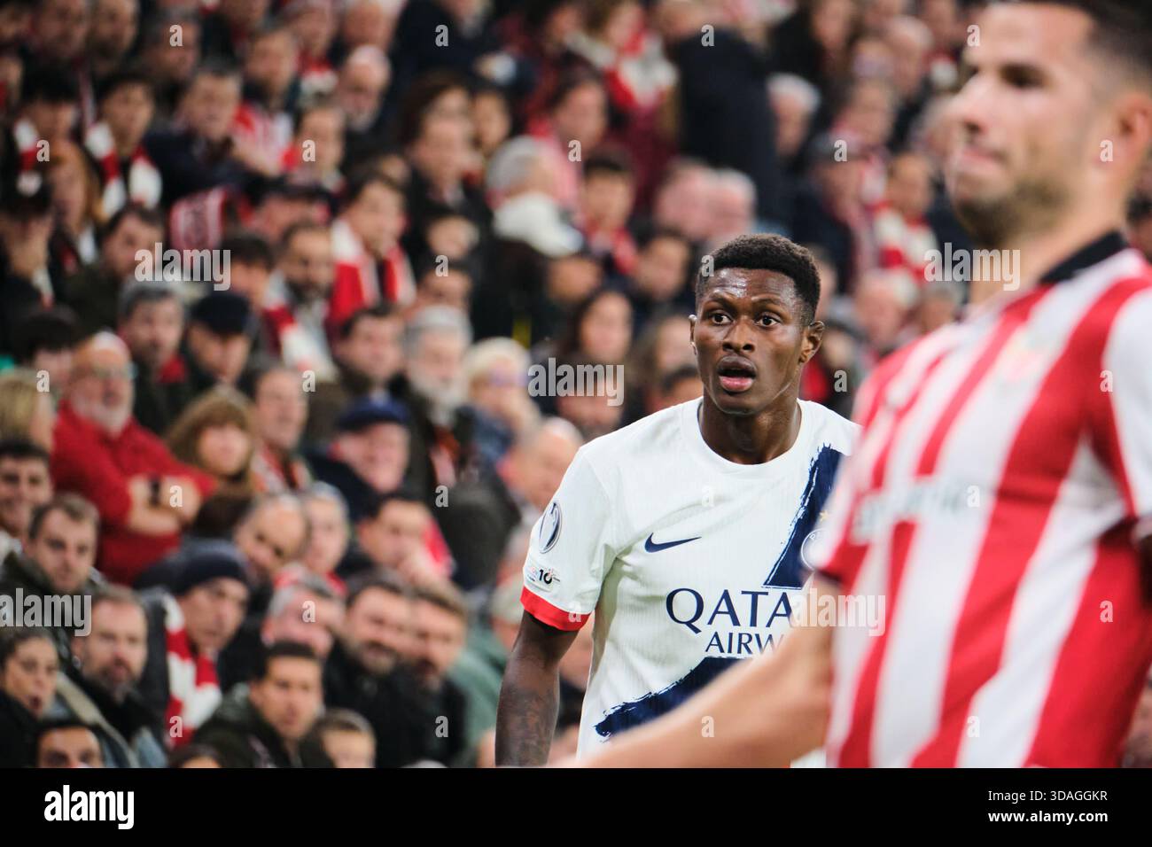 Bilbao, Biskaya, Spanien - 10. Dezember 2025: Nuno Mendes von PSG im Athletic Club gegen Paris Saint-Germain, Teil der UEFA Champions League 2025, im San Mamés Stadion. Quelle: Rubén Gil/Alamy Live News. Stockfoto