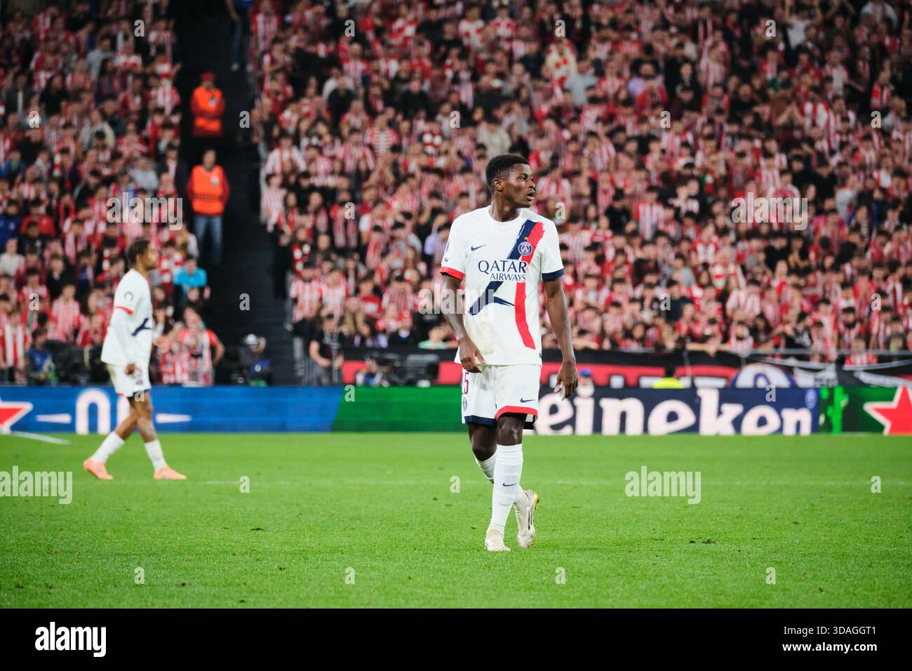 Bilbao, Biskaya, Spanien - 10. Dezember 2025: Nuno Mendes von PSG im Athletic Club gegen Paris Saint-Germain, Teil der UEFA Champions League 2025, im San Mamés Stadion. Quelle: Rubén Gil/Alamy Live News. Stockfoto