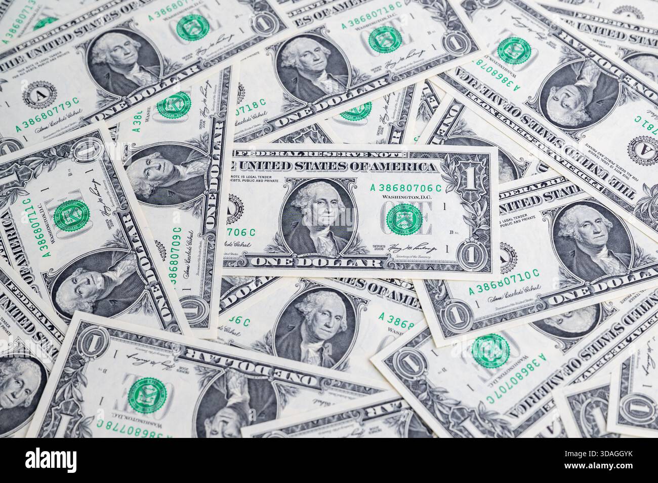 Ein-Dollar-Scheine werden auf einem Tisch oder einer Oberfläche verteilt. Stockfoto