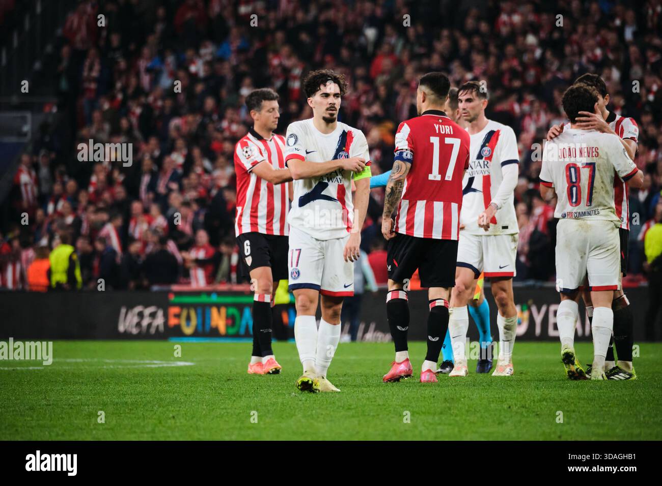 Bilbao, Biskaya, Spanien - 10. Dezember 2025: Vitinha von PSG nach dem Spiel Athletic Club gegen Paris Saint-Germain, Teil der UEFA Champions League 2025, im San Mamés Stadion. Quelle: Rubén Gil/Alamy Live News. Stockfoto