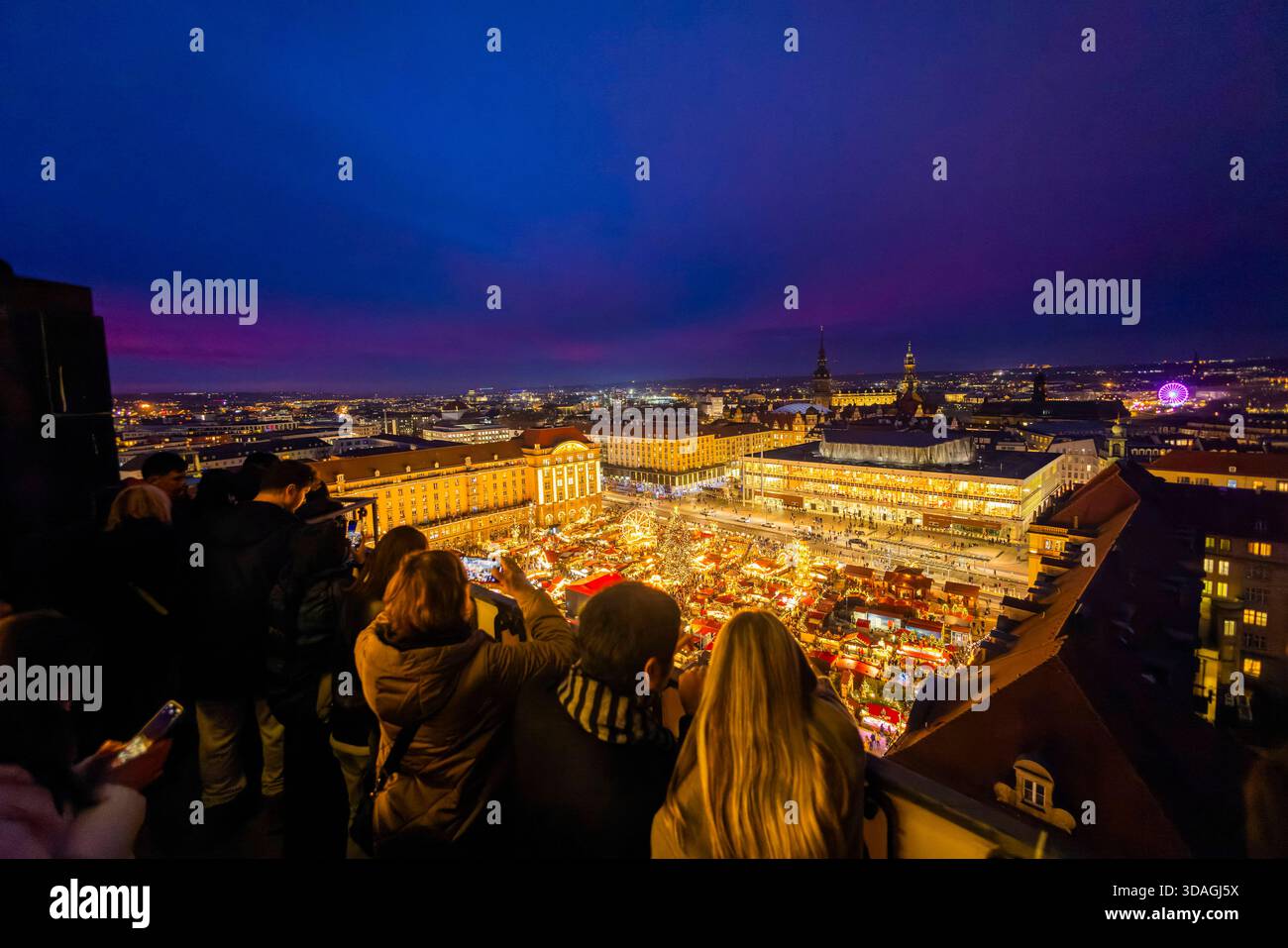 591. Dresdner Striezelmarkt der Dresdner Striezelmarkt wird seit 1434 im Advent meistens auf dem Altmarkt veranstaltet und zieht jährlich durchschnittlich rund zwei Millionen Besucher an. Er ist der älteste, mit einer Urkunde bestätigte Weihnachtsmarkt Deutschland. Koreanische Touristen genießen und fotografieren den Ausblick vom Turm der Kreuzkirche. Dresden Sachsen Deutschland *** 591 Dresden Striezelmarkt der Dresdner Striezelmarkt findet seit 1434 in der Adventszeit statt, meist auf dem Altmarkt, und zieht jährlich durchschnittlich rund zwei Millionen Besucher an Er ist der älteste Christus Stockfoto