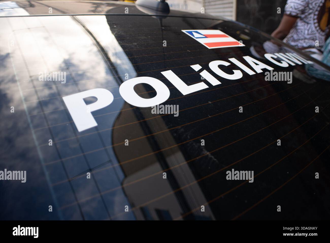 Nahaufnahme der Heckscheibe eines Fahrzeugs der Zivilpolizei, das auf einer Straße in Salvador, Bahia, geparkt ist. Stockfoto