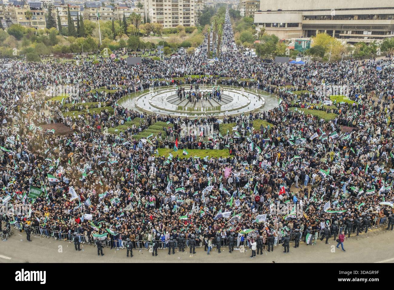 Damaskus, Syrien â€“ 08. Dezember 2025: Ein Drohnenblick zeigt Tausende von Menschen, die sich auf dem ikonischen Umayyaden-Platz in Zentral-Damaskus versammeln und Syri großziehen Stockfoto