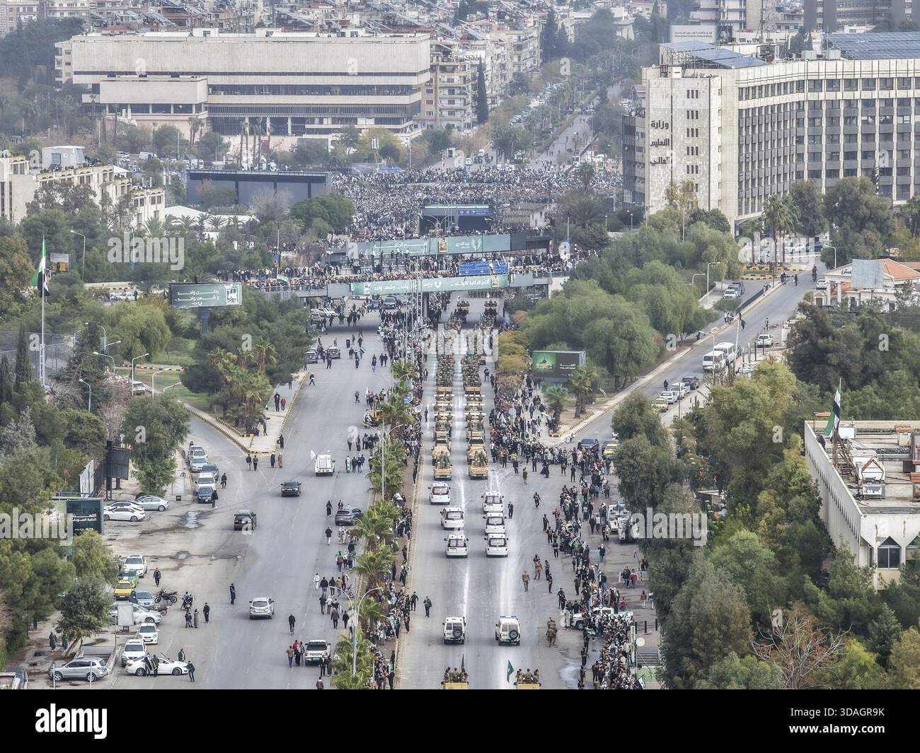 Damaskus, Syrien â€“ 08. Dezember 2025: Top-Ansicht einer Militärparade syrischer Armeeeinheiten anlässlich des ersten Jahrestages der Befreiung und des Wandels Stockfoto
