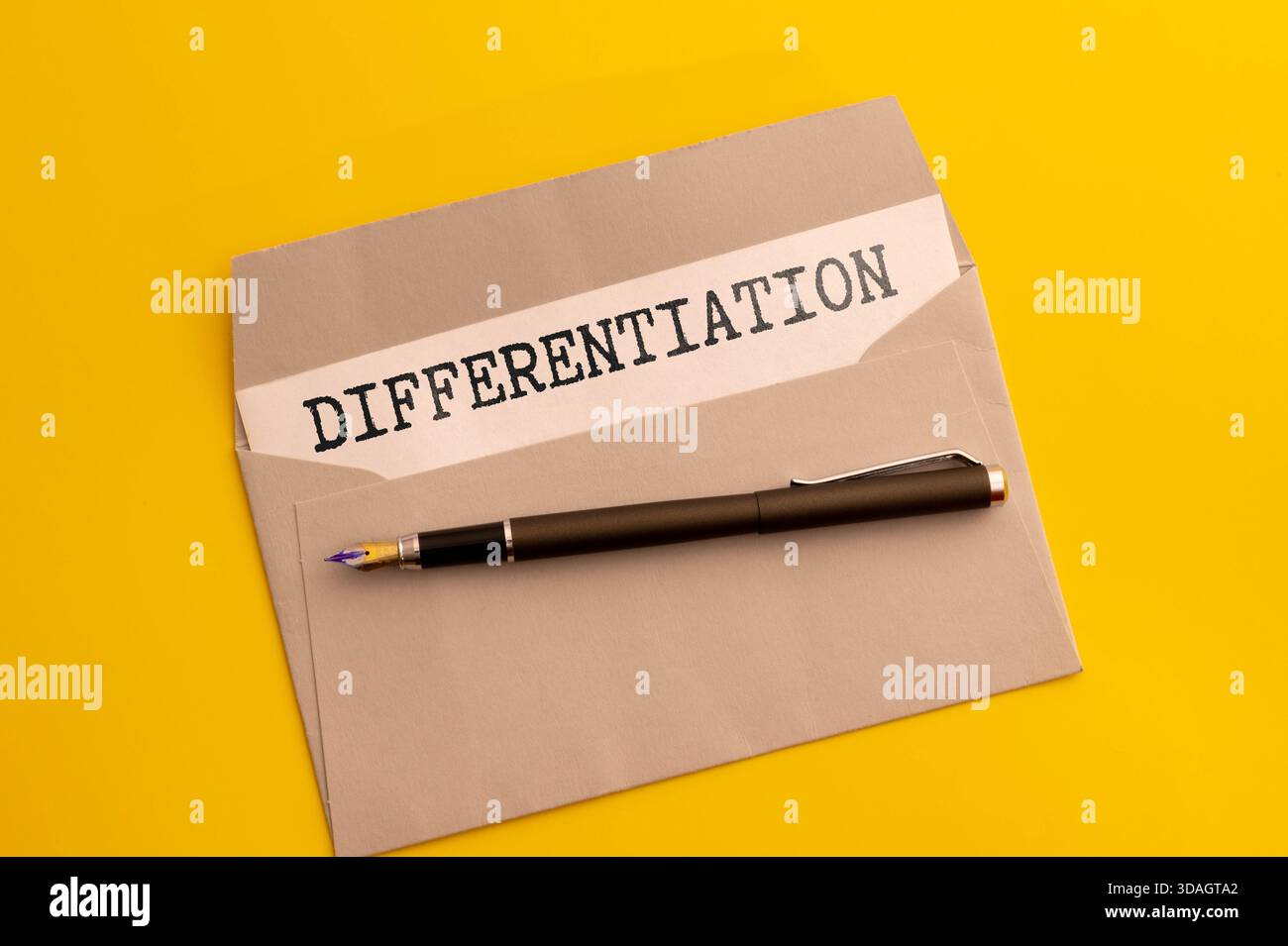 Braunes Papier mit dem Wort Differenzierung. Die Handlung oder der Prozess der Unterscheidung oder Unterscheidung zwischen zwei oder mehr Dingen oder Personen. Stockfoto
