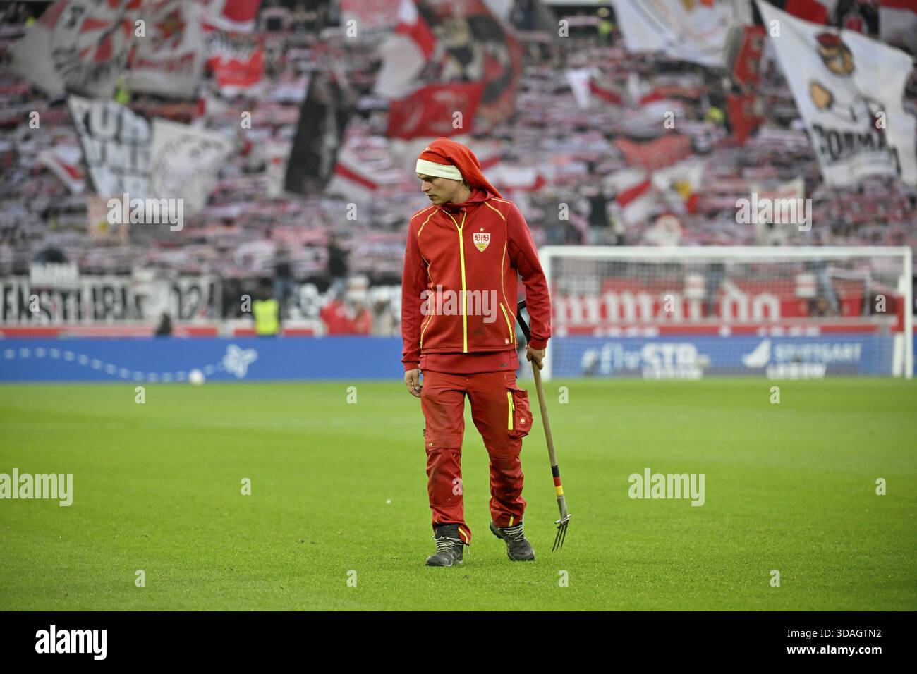 Greenkeeper mit Weihnachtsmütze, Weihnachtsmütze, vor Cannstatt Kurve, Fanblock, Ventilatoren, Fächerkurve, Fahnen, Stimmung, stimmungsvolle MHPArena, MHP Arena Stutt Stockfoto