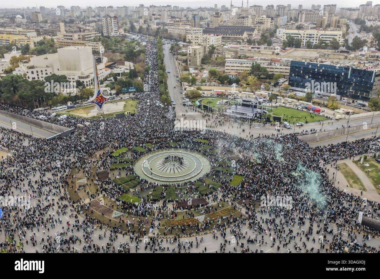 Damaskus, Syrien â€“ 08. Dezember 2025: Ein Drohnenblick zeigt Tausende von Menschen, die sich auf dem ikonischen Umayyaden-Platz in Zentral-Damaskus versammeln und Syri großziehen Stockfoto
