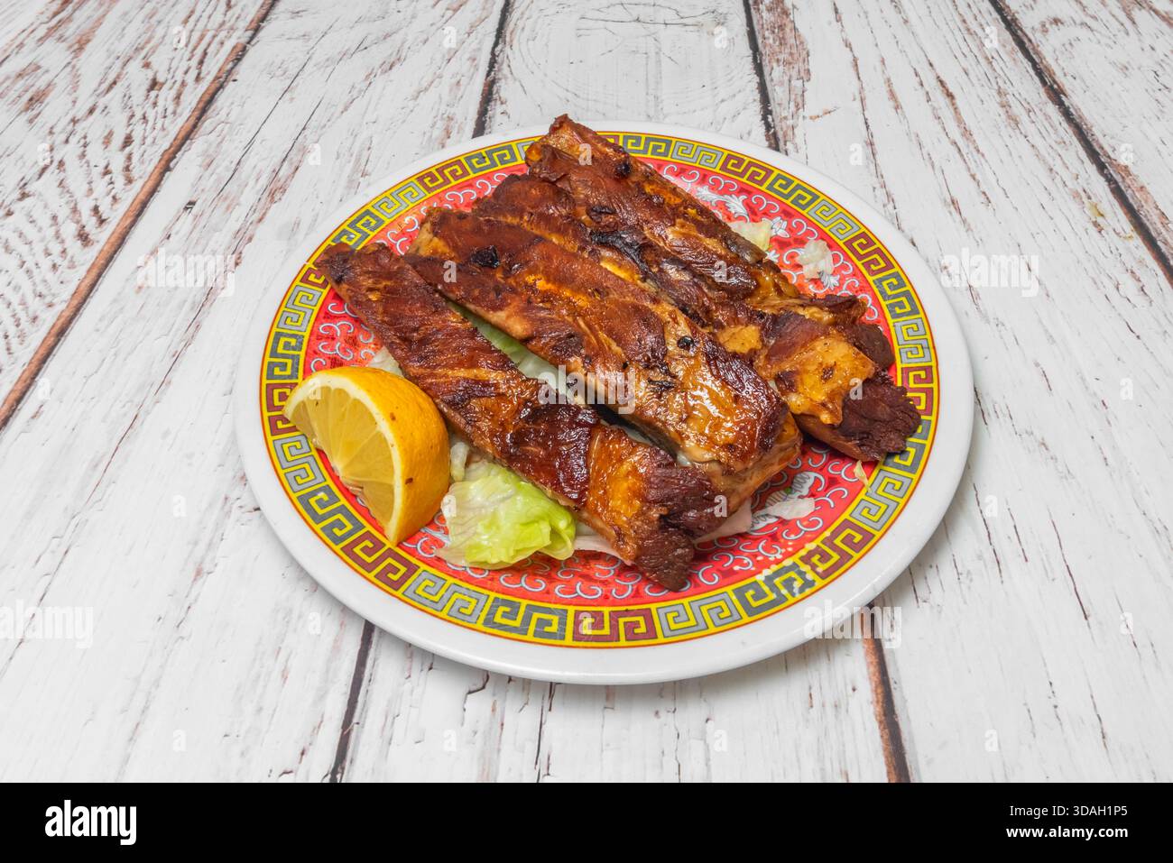 Langsam gekochte, knochenlose Rippchen im St. Louis-Stil, glasiert mit einer hausgemachten Honig-Senf-BBQ-Sauce, serviert auf Pergamentpapier Stockfoto