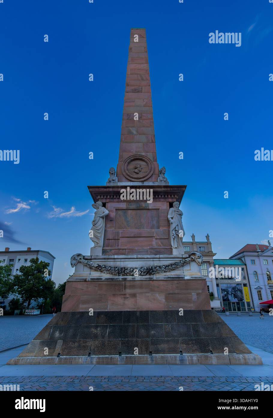 Tiefwinkelansicht des historischen Steinobelisken am Alten Markt in Potsdam. Stockfoto
