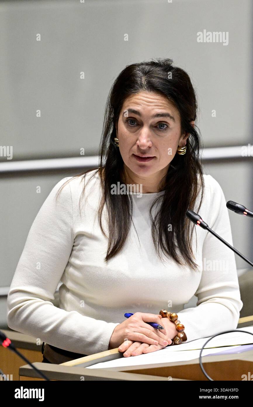 Brüssel, Belgien Dezember 2025. Flämischer Minister für Bildung und Arbeit, Zuhal Demir, Bild auf einer Plenartagung des flämischen Parlaments am Mittwoch, den 10. Dezember 2025 in Brüssel. BELGA FOTO DIRK WAEM Credit: Belga News Agency/Alamy Live News Stockfoto