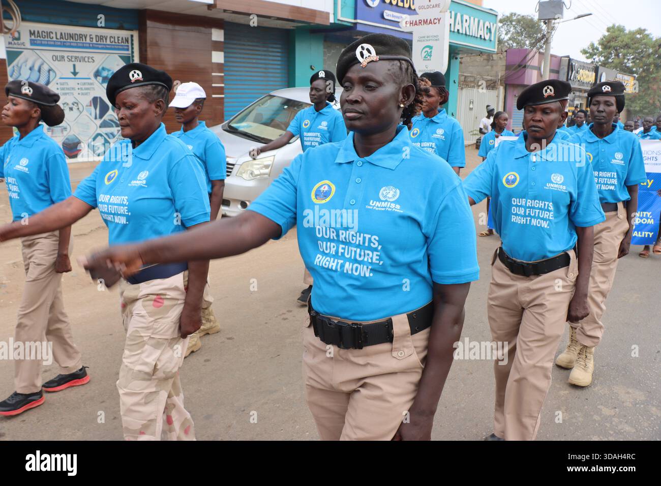 10. Dezember 2025, Juba, CES/Juba, Südsudan: Die Südsudan Human Rights Commission (SSHRC) feierte in Zusammenarbeit mit Organisationen der Zivilgesellschaft und der UNMISS Human Rights Division den Internationalen Menschenrechtstag 2025 in Juba. Die Veranstaltung begann mit einem marsch vom Rainbow Playground, bei dem Organisatoren und Studenten zusammenkamen, um das Bewusstsein für Menschenrechte zu schärfen. Die Gedenkfeier wurde auf dem Siebenten Tag der Adventisten School Compound unter dem Thema Menschenrechte, unsere täglichen Essentials fortgesetzt. Das Treffen zielt darauf ab, die nationalen Bemühungen zum Schutz und zur Förderung der Menschenrechte in allen Ländern zu verstärken Stockfoto