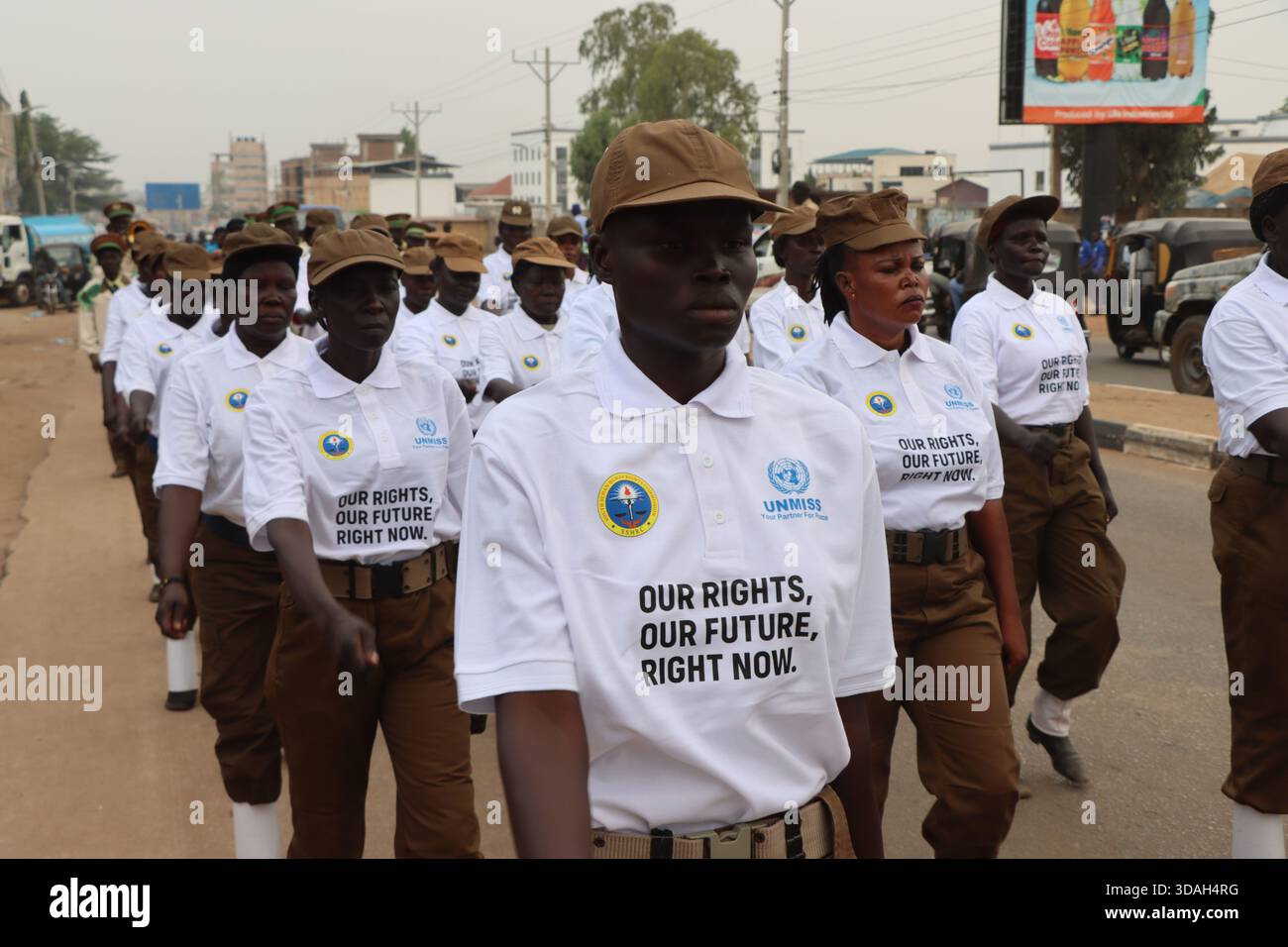 10. Dezember 2025, Juba, CES/Juba, Südsudan: Die Südsudan Human Rights Commission (SSHRC) feierte in Zusammenarbeit mit Organisationen der Zivilgesellschaft und der UNMISS Human Rights Division den Internationalen Menschenrechtstag 2025 in Juba. Die Veranstaltung begann mit einem marsch vom Rainbow Playground, bei dem Organisatoren und Studenten zusammenkamen, um das Bewusstsein für Menschenrechte zu schärfen. Die Gedenkfeier wurde auf dem Siebenten Tag der Adventisten School Compound unter dem Thema Menschenrechte, unsere täglichen Essentials fortgesetzt. Das Treffen zielt darauf ab, die nationalen Bemühungen zum Schutz und zur Förderung der Menschenrechte in allen Ländern zu verstärken Stockfoto