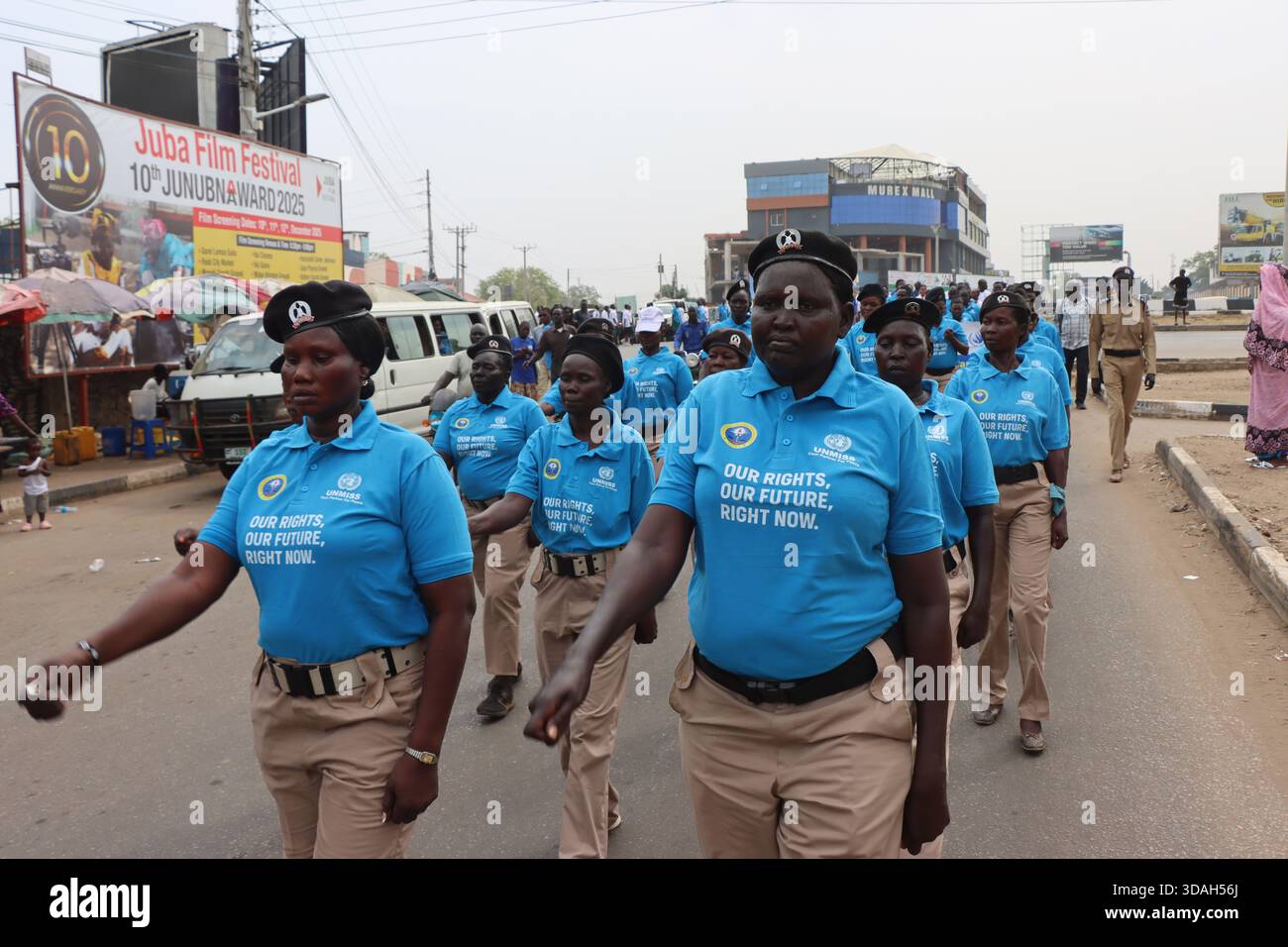 10. Dezember 2025, Juba, CES/Juba, Südsudan: Die Südsudan Human Rights Commission (SSHRC) feierte in Zusammenarbeit mit Organisationen der Zivilgesellschaft und der UNMISS Human Rights Division den Internationalen Menschenrechtstag 2025 in Juba. Die Veranstaltung begann mit einem marsch vom Rainbow Playground, bei dem Organisatoren und Studenten zusammenkamen, um das Bewusstsein für Menschenrechte zu schärfen. Die Gedenkfeier wurde auf dem Siebenten Tag der Adventisten School Compound unter dem Thema Menschenrechte, unsere täglichen Essentials fortgesetzt. Das Treffen zielt darauf ab, die nationalen Bemühungen zum Schutz und zur Förderung der Menschenrechte in allen Ländern zu verstärken Stockfoto