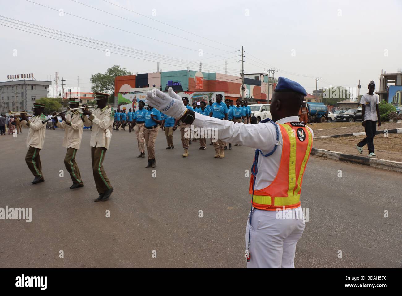 10. Dezember 2025, Juba, CES/Juba, Südsudan: Die Südsudan Human Rights Commission (SSHRC) feierte in Zusammenarbeit mit Organisationen der Zivilgesellschaft und der UNMISS Human Rights Division den Internationalen Menschenrechtstag 2025 in Juba. Die Veranstaltung begann mit einem marsch vom Rainbow Playground, bei dem Organisatoren und Studenten zusammenkamen, um das Bewusstsein für Menschenrechte zu schärfen. Die Gedenkfeier wurde auf dem Siebenten Tag der Adventisten School Compound unter dem Thema Menschenrechte, unsere täglichen Essentials fortgesetzt. Das Treffen zielt darauf ab, die nationalen Bemühungen zum Schutz und zur Förderung der Menschenrechte in allen Ländern zu verstärken Stockfoto
