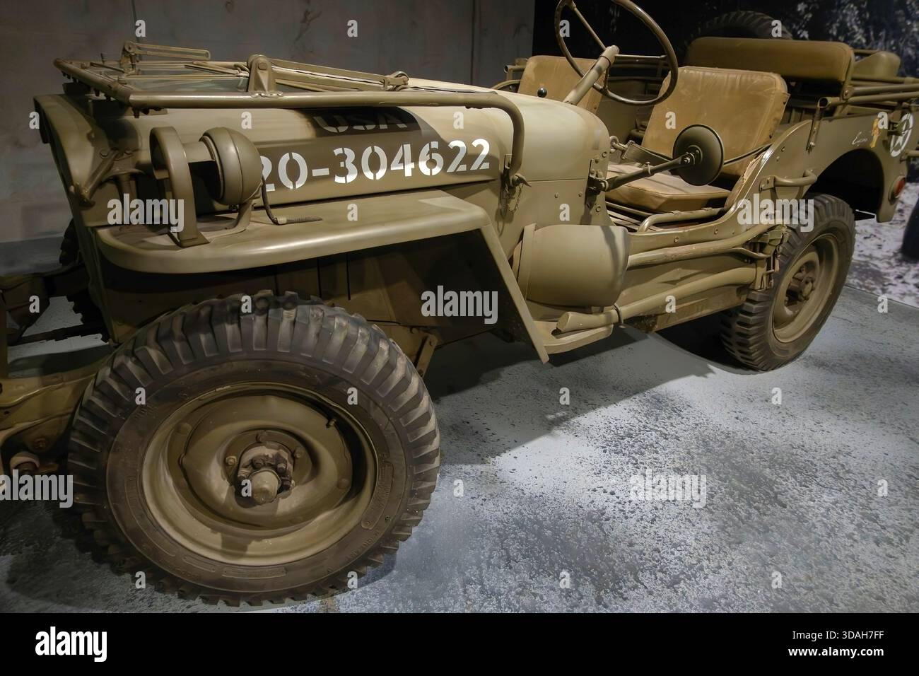 Restaurierter US Army Jeep im Overlord Museum in der Nähe des Normandie American Cemetery and Memorial in der Nähe von Omaha Beach Stockfoto