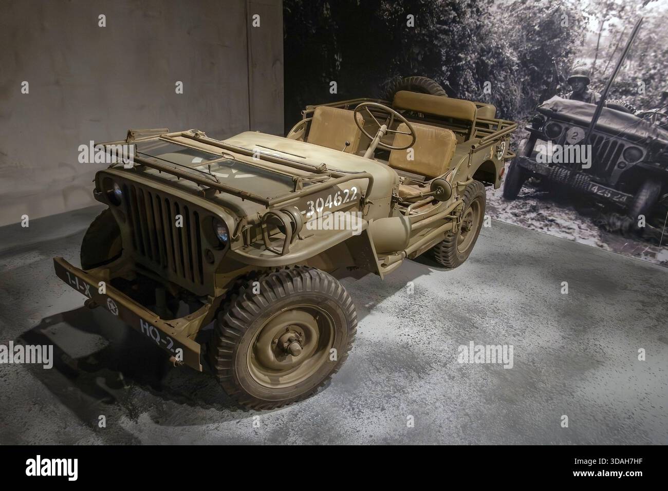 Restaurierter US Army Jeep im Overlord Museum in der Nähe des Normandie American Cemetery and Memorial in der Nähe von Omaha Beach Stockfoto