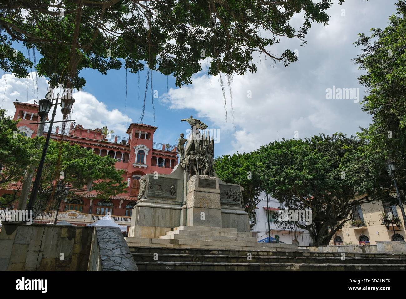 Panama-Stadt, Panama - 8. Dezember 2025: Statue von 1926 Hommage an Simon Bolivar durch den Bildhauer Mariano Benlliure auf dem Simon Bolivar-Platz in Panama Stockfoto