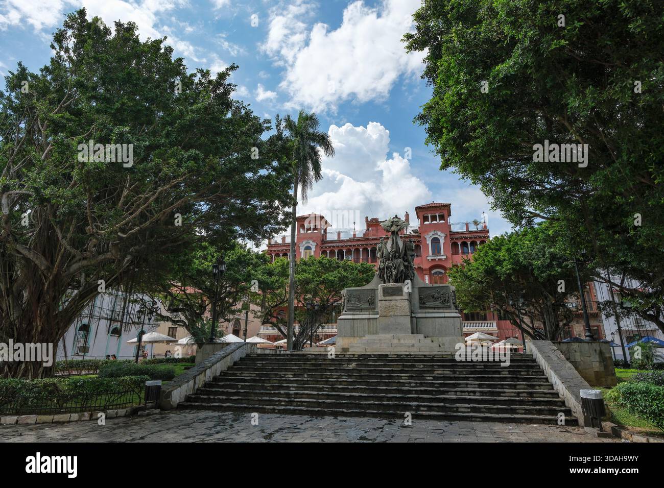 Panama-Stadt, Panama - 8. Dezember 2025: Statue von 1926 Hommage an Simon Bolivar durch den Bildhauer Mariano Benlliure auf dem Simon Bolivar-Platz in Panama Stockfoto