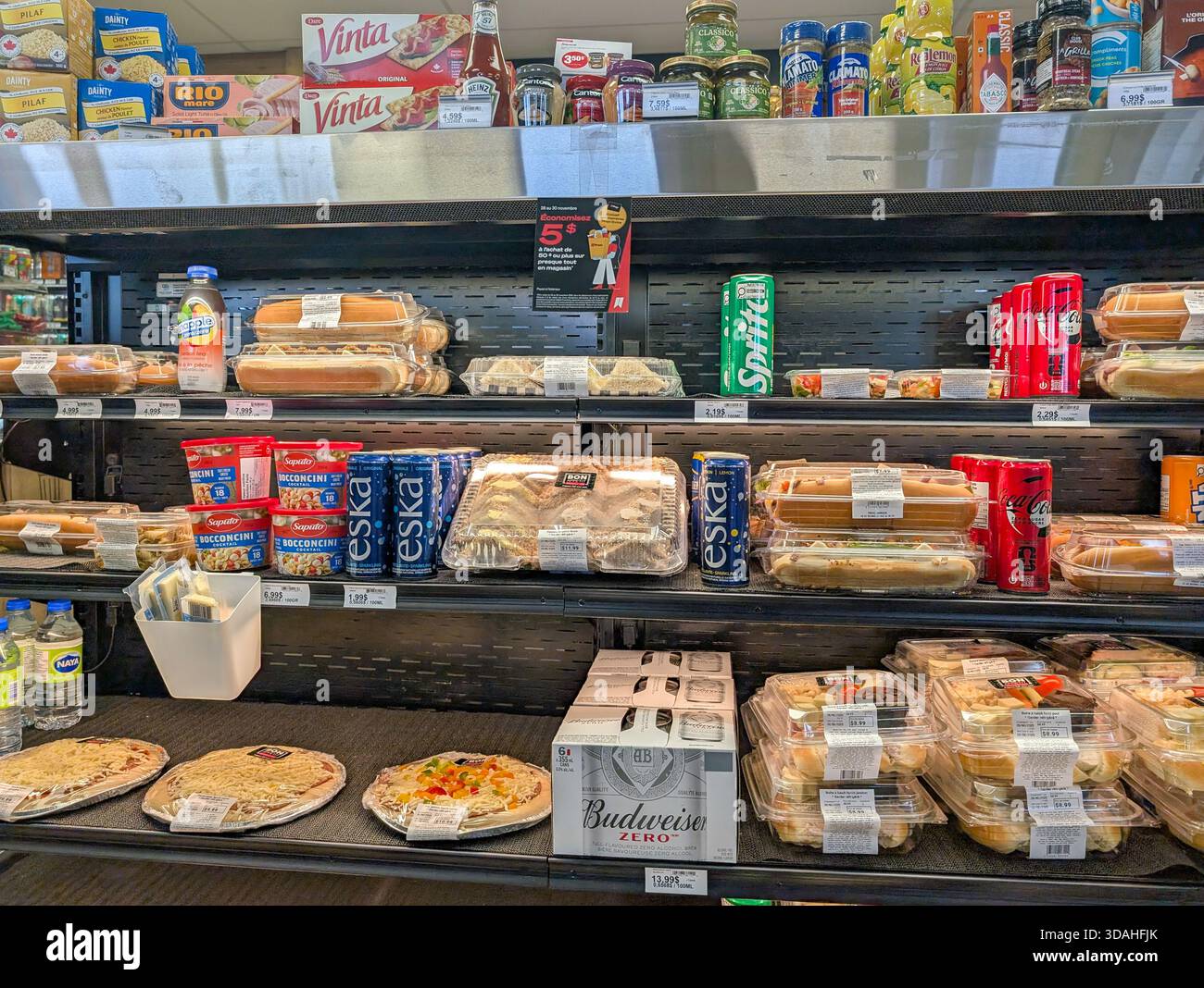 Kanada, Quebec, 29. November 2025 : Auswahl an Snacks, Sandwiches, Getränken und Pizzen im 24-Stunden-Geschäft Stockfoto