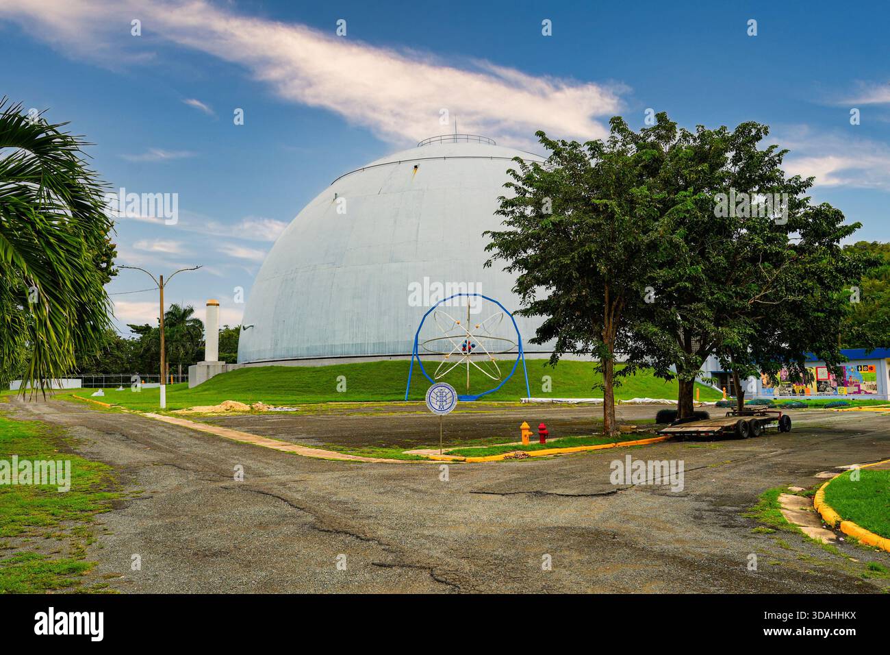 Rincón Dome, eine geodätische Struktur, die den experimentellen Kernreaktor von Boquerón in der Nähe des Strandes Domes an der Westküste Puerto Rico in der Karibik beherbergt Stockfoto