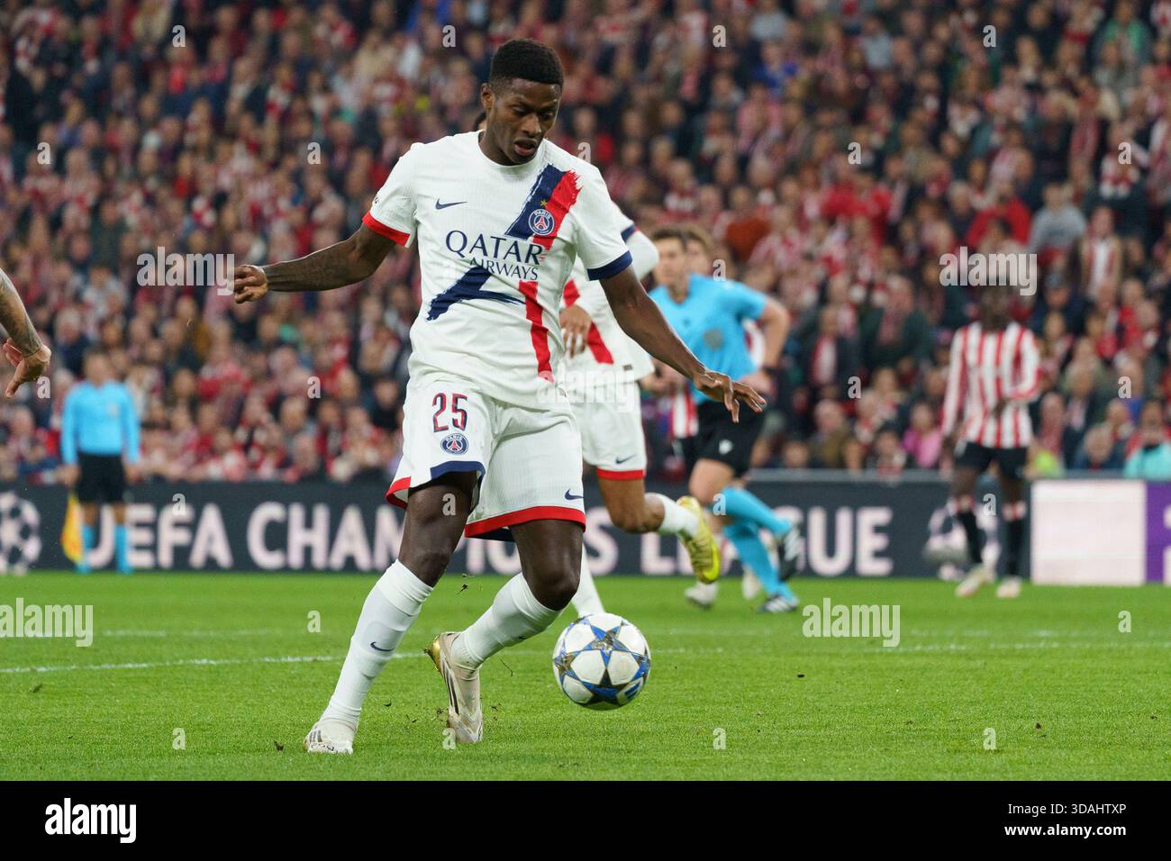 Nuno Mendes im Champions-League-Spiel zwischen Athletic Bilbao und Paris Saint Germain PSG in San Mames, in Bilbao Credit: Mickael DUCINT/Alamy Live News Stockfoto