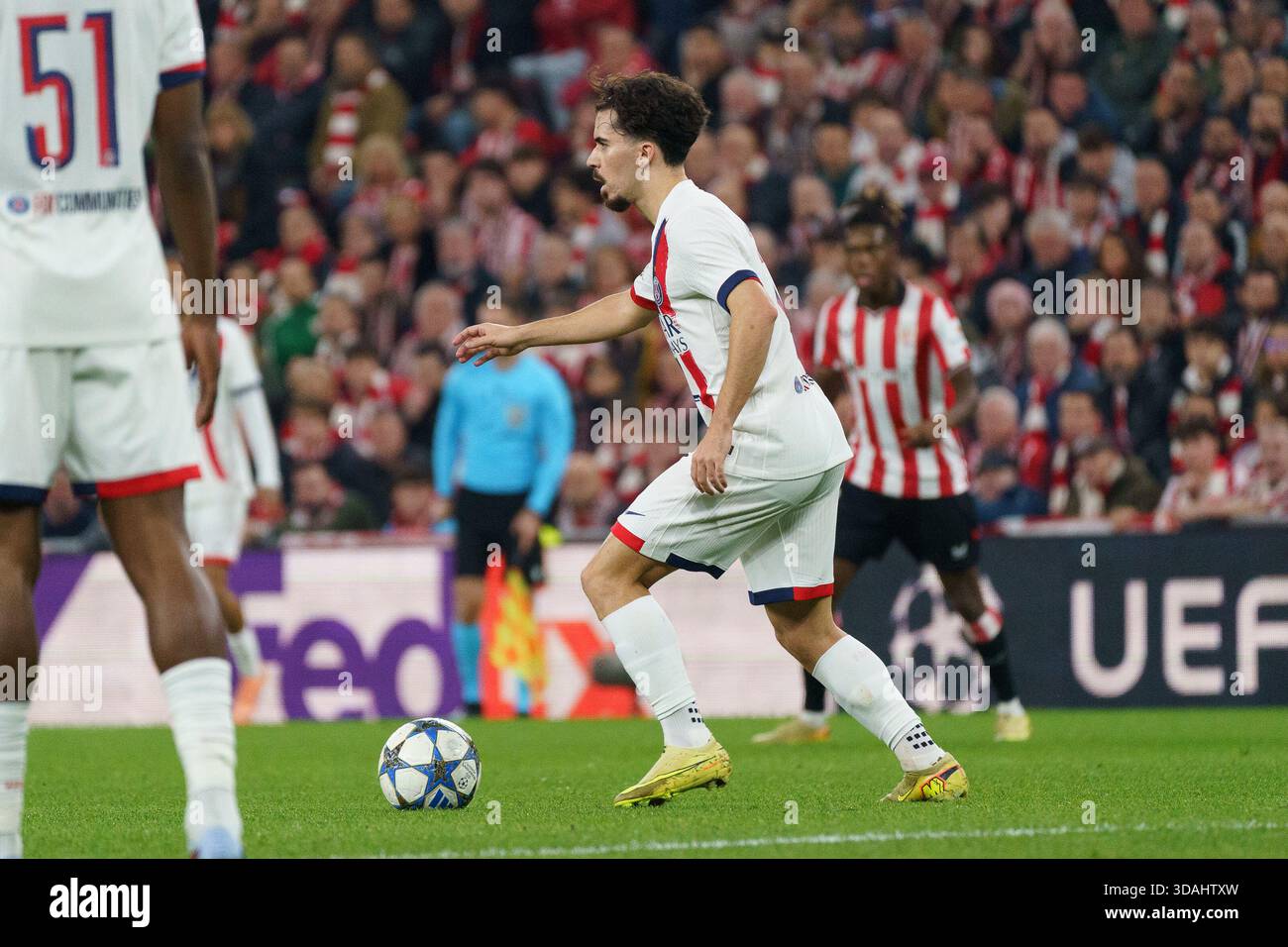 Vitinha in Aktion während des Champions-League-Spiels zwischen Athletic Bilbao und Paris Saint Germain PSG in San Mames, in Bilbao Credit: Mickael DUCINT/Alamy Live News Stockfoto