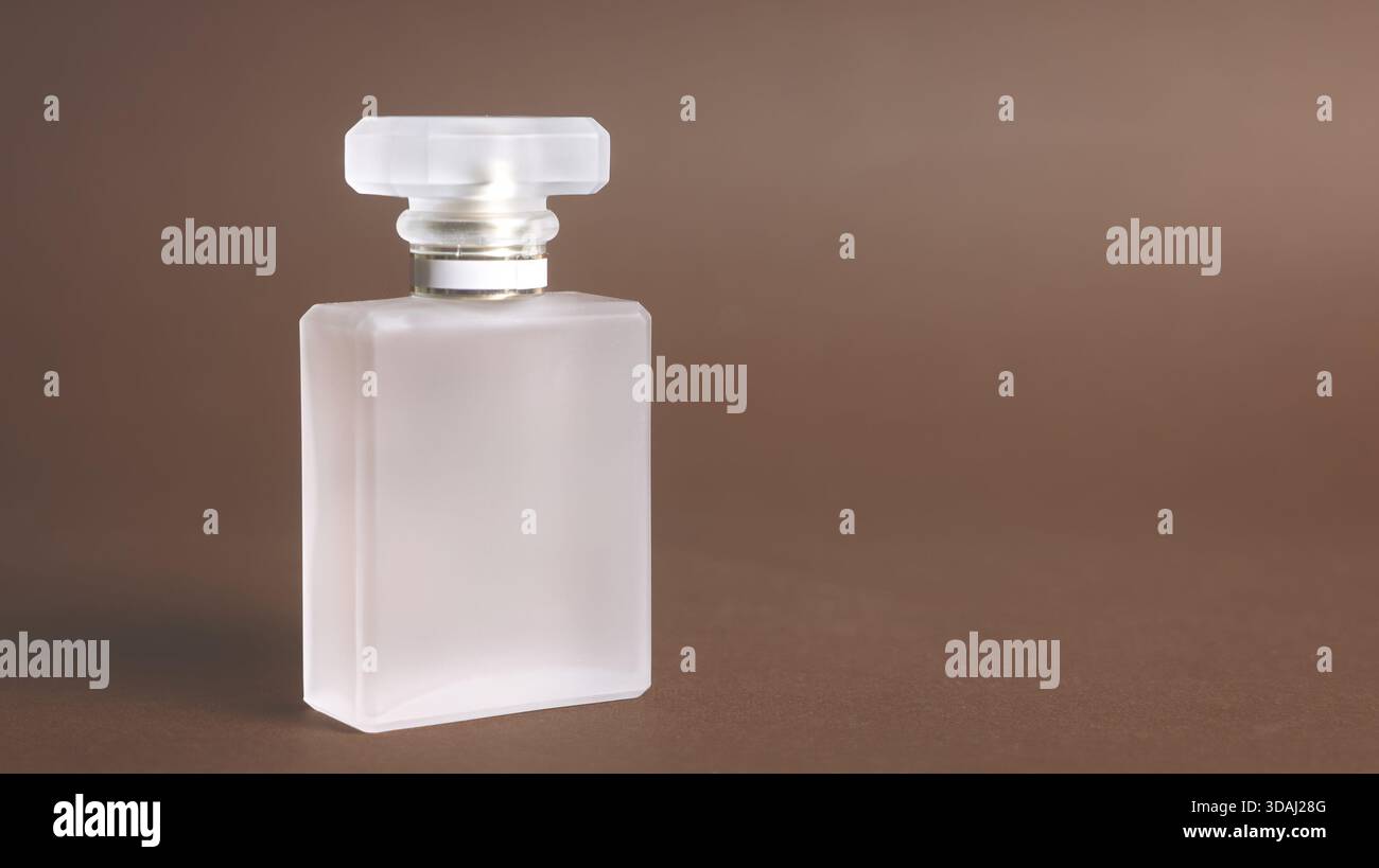 Hochwertige weiße, matte Parfümflasche in einer weichen, eleganten Schönheitsatmosphäre, die luxuriöses Design, eine glatte Textur und einen raffinierten Duft unterstreicht Stockfoto