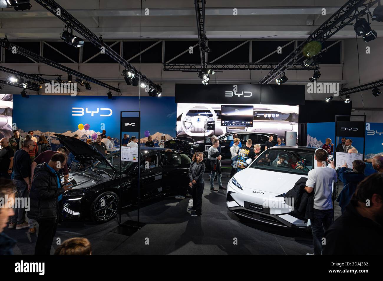 Zurich Auto Show, Schweiz, 31. Oktober 2025. BYD-Stand mit den vollelektrischen Fahrzeugen Seal und Sealion 7 auf der Auto Zurich Car Show. Weitwinkel, Stockfoto