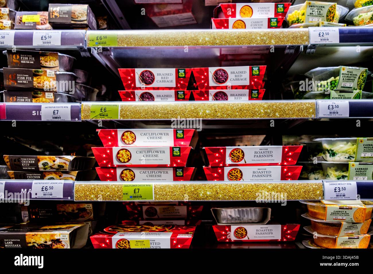 Loondon UK, 10. Dezember 2025, Auswahl an Fertiggerichten im Supermarkt und zubereiteten Gemüsebeilagen Stockfoto