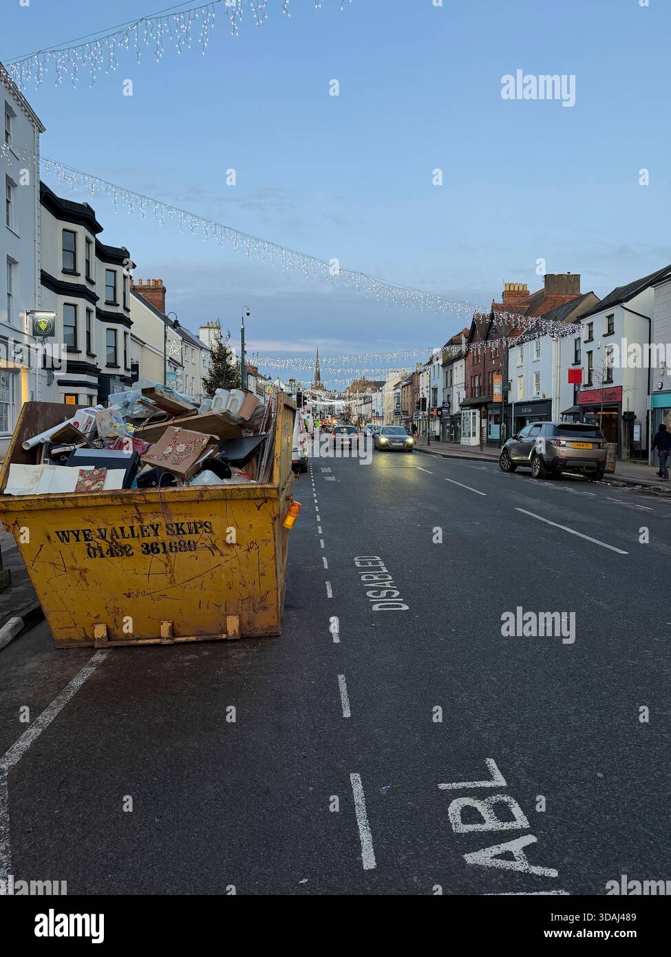 Die Stadt Monmouth hat nach den Überflutungen im Winter 2025 aufgeräumt und versucht, wieder Weihnachten zu erleben. Stockfoto