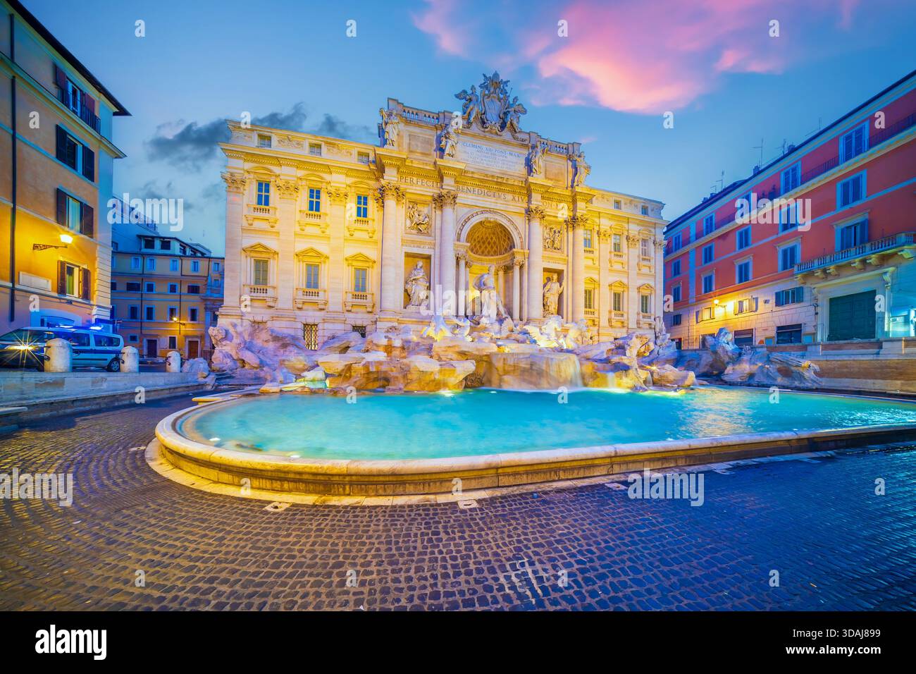 Blick auf den berühmten trevi-Brunnen in rom, italu Europa bei Nacht Stockfoto