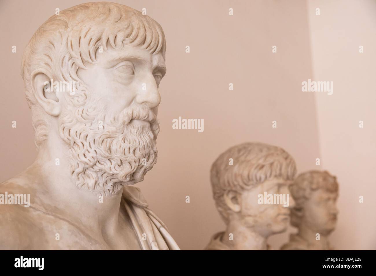 NEAPEL, ITALIEN – AUGUST 2025: Marmorporträtbüsten im römischen Stil aus der Sammlung Farnese, ausgestellt im Archäologischen Museum von Neapel – 1 Stockfoto