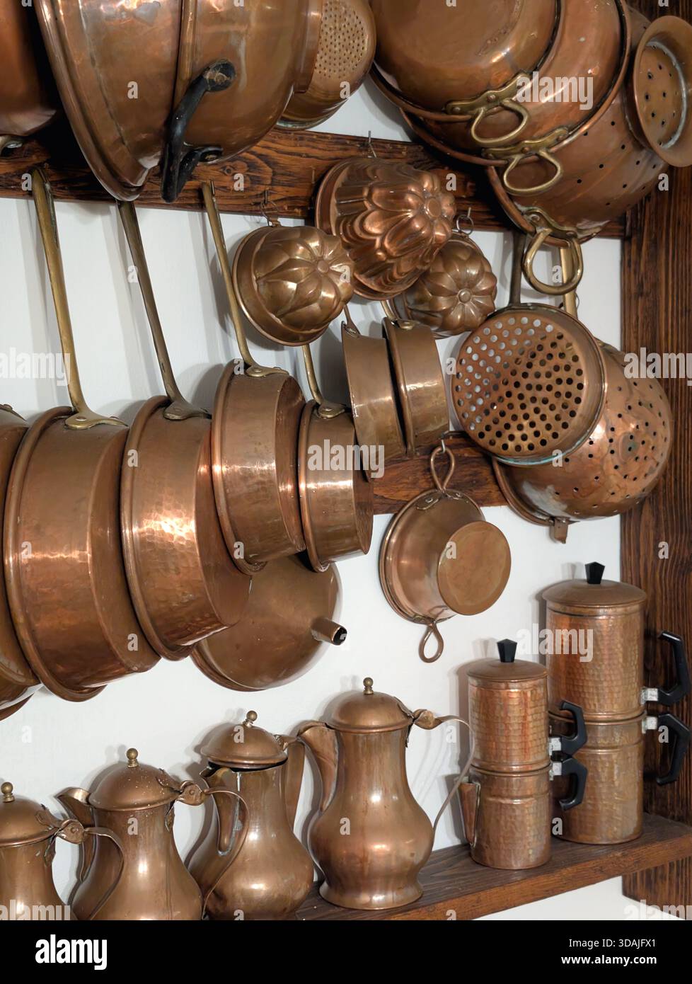 Serie von Kupfertöpfen und Pfannen in einer italienischen Küche Stockfoto