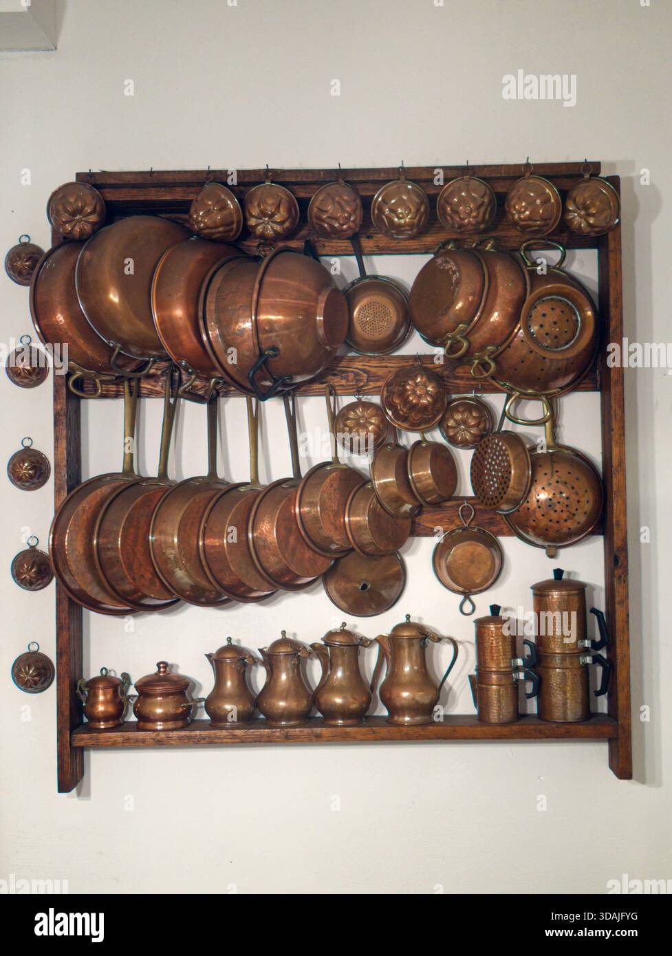 Serie von Kupfertöpfen und Pfannen in einer italienischen Küche Stockfoto