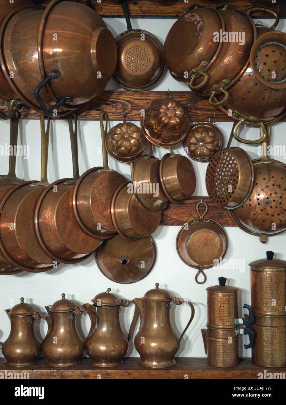 Serie von Kupfertöpfen und Pfannen in einer italienischen Küche Stockfoto