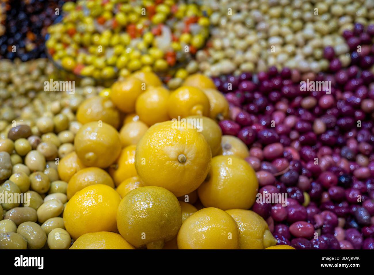 Kandierte Zitronen und Oliven, Souk Markt, Tanger, Marokko, Nordafrika. Stockfoto