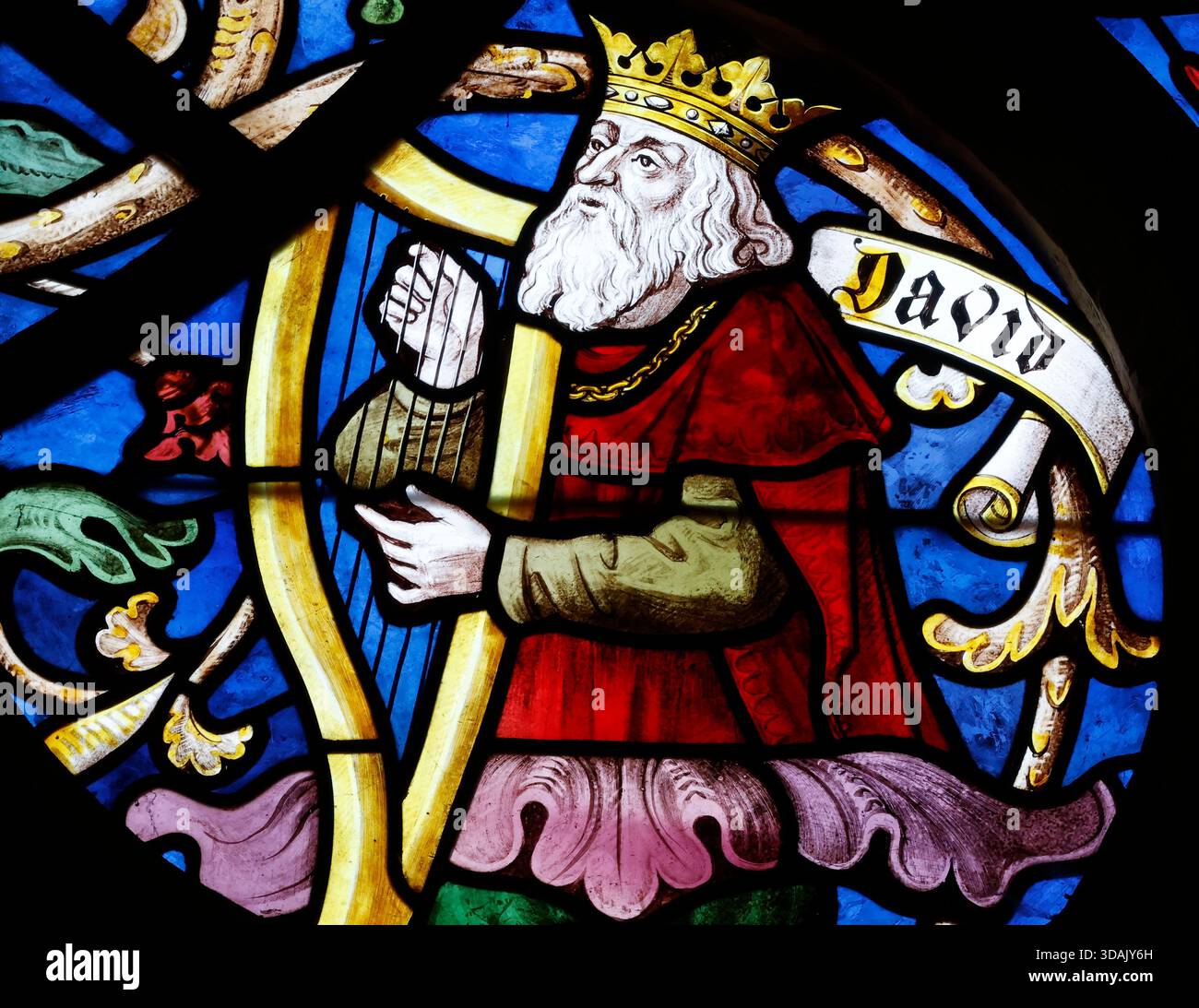 Kirche Saint-seine. Buntglas. Der Kingt David spielt Harfe. Corbigny. Frankreich. Stockfoto