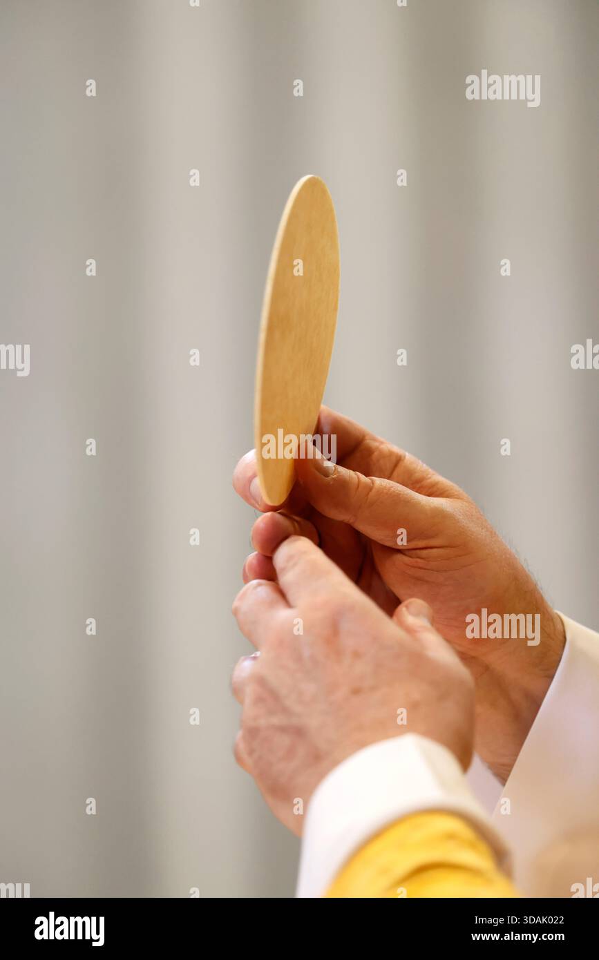 St. Jacques Kirche. Katholische Messe. Eucharistiefeier. Wirt in der Hand des Priesters. Höhe. Sallanches. Frankreich. Stockfoto