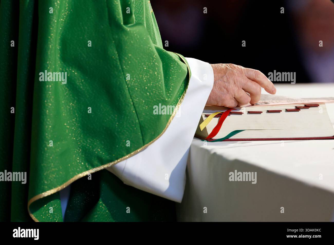 St. Agatha Kirche. Katholische Messe. PriestÕs Hand liegt auf dem römischen Missale mit farbigen Bändern. Rumilly. Frankreich. Stockfoto