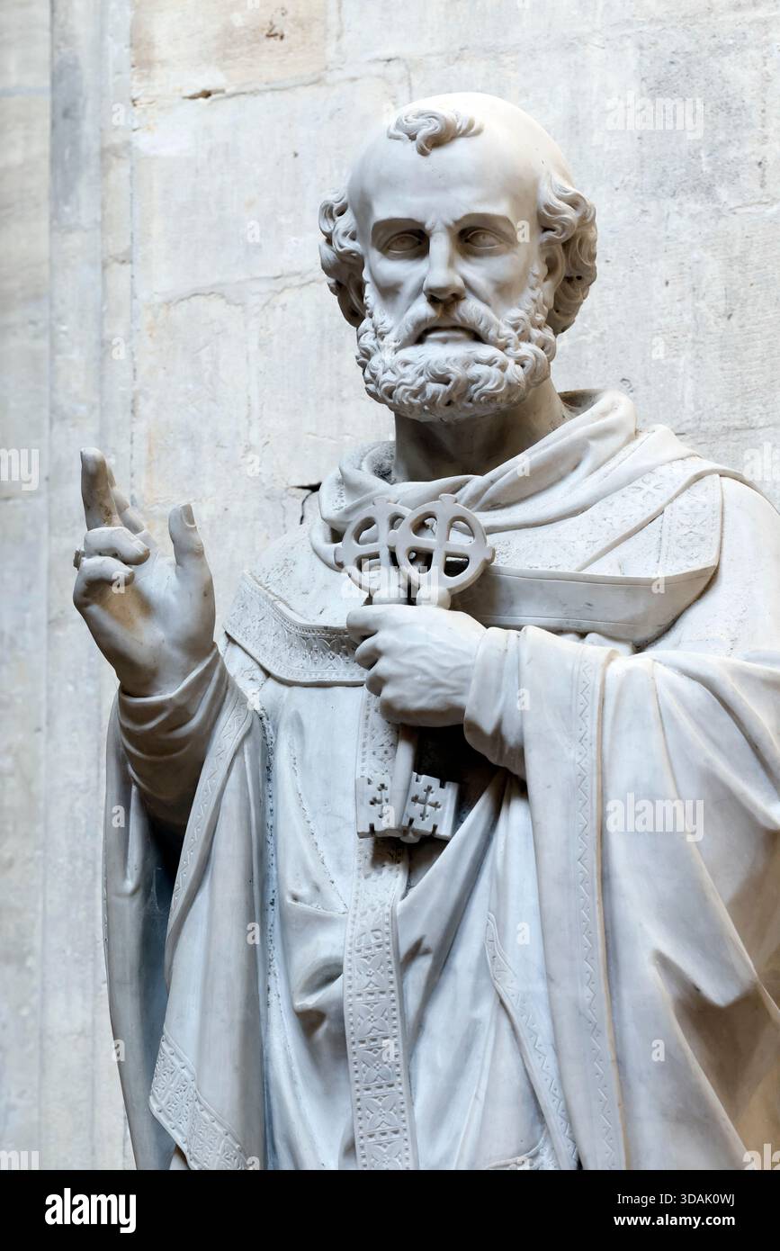 Kathedrale von Bayeux. Statue des heiligen Petrus, der die Schlüssel hält, symbolisiert die Schlüssel zum Himmel und seine Rolle als Torhüter der Kirche. Bayeux. Frankreich Stockfoto