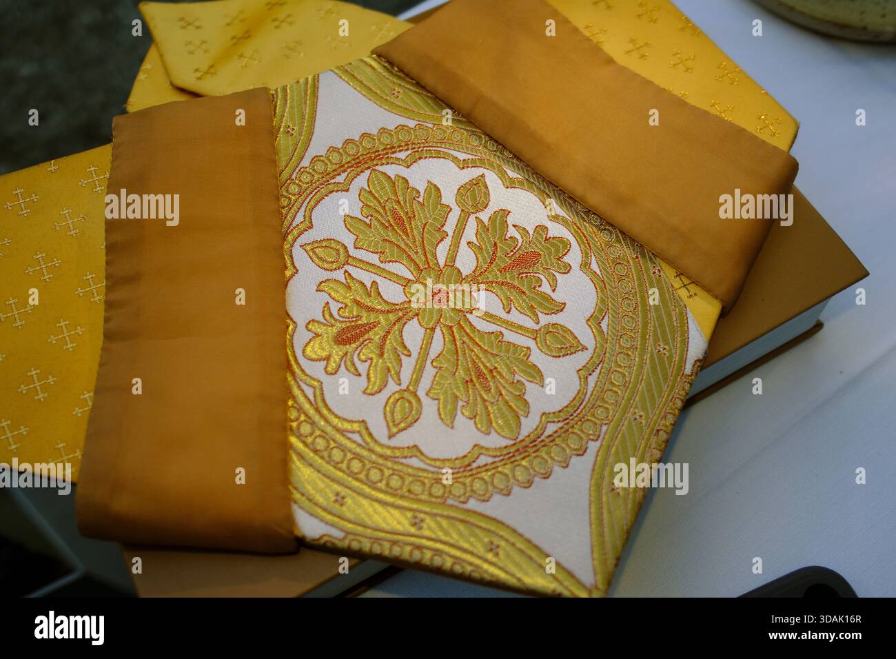 Katholische Messe. Eine Bischofsmiter auf der Bibel. La Roche sur Foron. Frankreich. Stockfoto