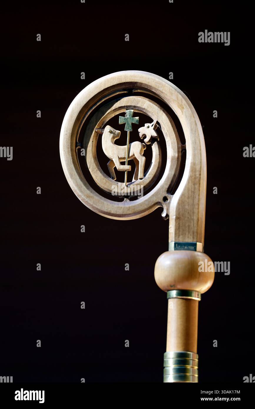 Bischofs hölzerner crozier mit stilisiertem Lamm Gottes und Kreuz, Symbol der bischöflichen Autorität und Christi. La Roche sur Foron. Frankreich. Stockfoto