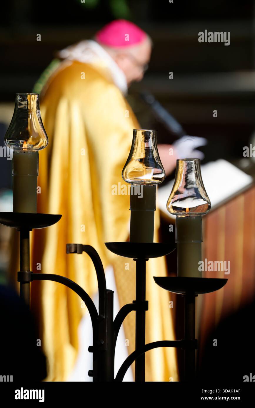 Heiligtum der Benite Fontaine. Katholische Messe Hommage des Bischofs. La Roche sur Foron. Frankreich. Stockfoto
