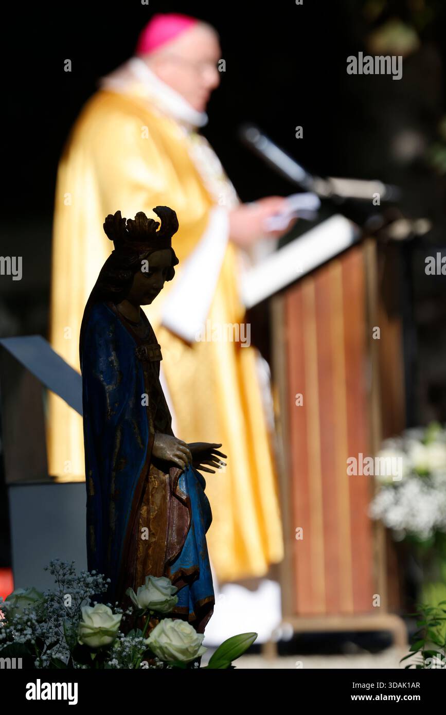 Heiligtum der Benite Fontaine. Katholische Messe Hommage des Bischofs. La Roche sur Foron. Frankreich. Stockfoto