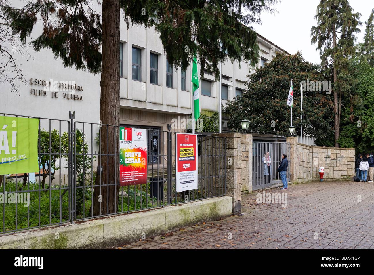 Allgemeine Ansicht der Escola Secundária Filipa de Vilhena in Porto am 11. Dezember 2025, mit Streikbanner und Plakaten am Eingang während des Generalstreiks. Stockfoto