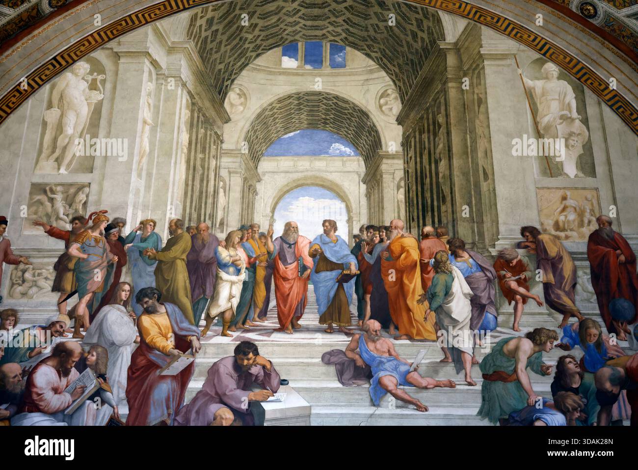 Vatikanische Museen. Des philosophes et des sage de l'Antiquit sont runis sur une vole de Marches autour de Platon et d'Aristote au sommet. Stockfoto