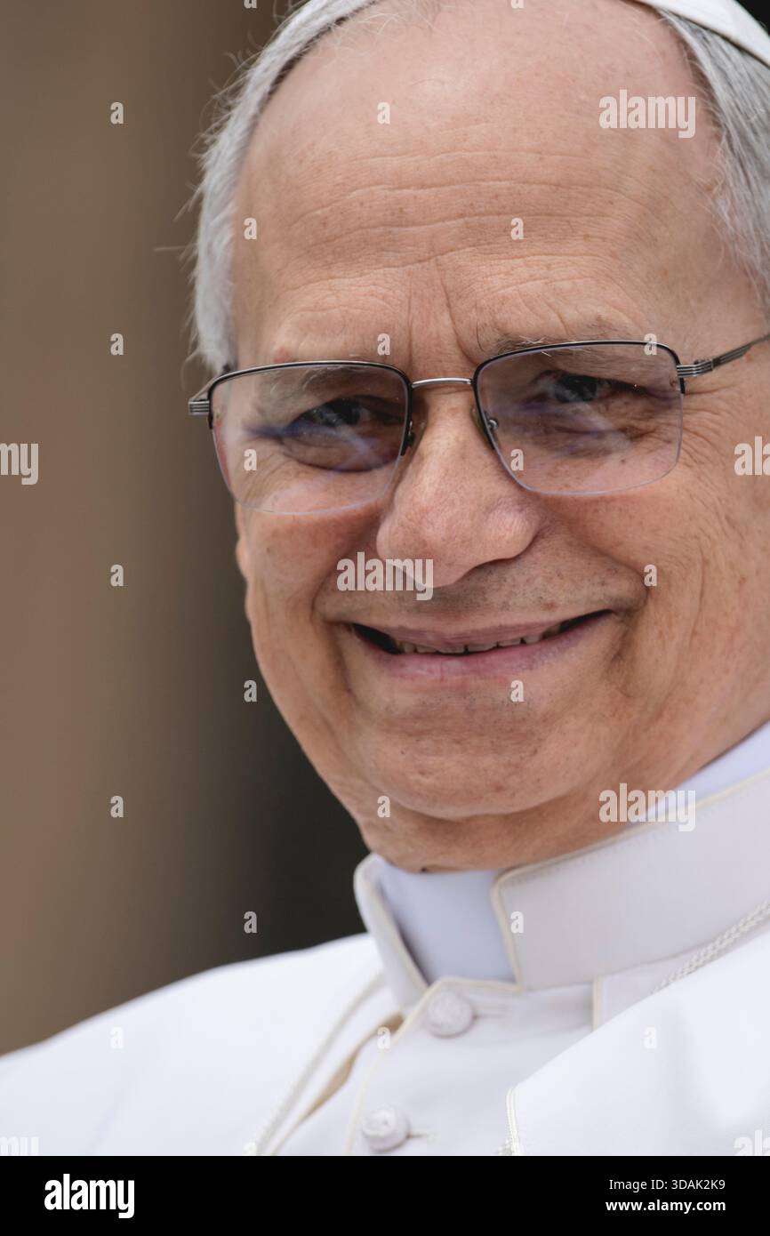 Papst Leo XIV. Wird am Ende seiner ersten wöchentlichen Generalaudienz am 21. Mai 2025 auf dem Petersplatz im Vatikan abgebildet. Stockfoto