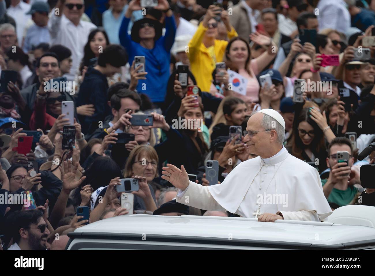 Papst Leo XIV. Während seiner ersten wöchentlichen Generalaudienz am 21. Mai 2025 auf dem Petersplatz in der Vatikanstadt. Stockfoto