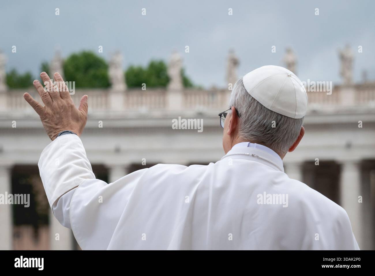 Papst Leo XIV. Winkt der Menge während der wöchentlichen Generalaudienz am 21. Mai 2025 auf dem Petersplatz im Vatikan zu. Stockfoto
